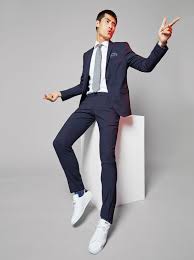 Everything you need to trick out your look. Les Baskets Blanches En Quelques Lecons Costume Homme Mariage Vetement Homme Fashion Baskets Blanches