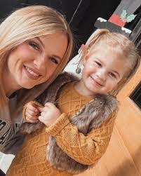 Shelby Beattie's Instagram, Twitter & Facebook