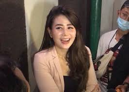 Hubungan kriss hatta dengan mantan istrinya hilda vitria memang kurang baik setelah mereka berpisah. Begini Perlakuan Teman Antony Hillenaar Ke Pacar Yang Buat Kriss Hatta Emosi Okezone Celebrity