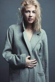 Nicole, 22 anni e il college appena terminato, si ritrova a casa da sola con i genitori in viaggio, e si prepara a. Picture Of Catherine St Laurent