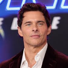 Samantha Redmond's Instagram, Twitter & Facebook