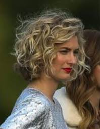 The use of hair streaking, color blocking and dip dying are some of the hottest ways to fuse in more momentum of trend into these styles. Pin By Jenn Luyster On Rizos Sueltos Short Permed Hair Thick Hair Styles Short Curly Haircuts