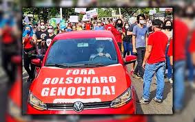 Pasajeros de avión abuchean e insultan a jair bolsonaro jair bolsonaro decidió sorprender a los pasajeros de un vuelo comercial, sin embargo, recibió insultos y abucheos en. Pm Distorce Lsn E Prende Ativista Por Usar Faixa Fora Bolsonaro Genocida No Carro Rede Brasil Atual