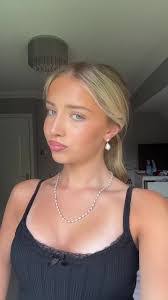 Holly Benefield's Instagram, Twitter & Facebook