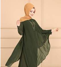 Tasarımcılar haki'yi, temel bir gardırobun temeli haline gelebilecek evrensel renk paletine yüklüyorlar. Haki Yesiline Hangi Renk Sal Uyar Tarz Kadin