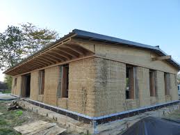 Maison Grosses Bottes De Paille Lapamille France Maison En Paille Maison Toit Terrasse Bottes De Paille