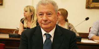 Ο σήφης βαλυράκης που βρέθηκε νεκρός το βράδυ της κυριακής στο μικρό νησί πεζονήσι ερέτριας, ήταν στην πρώτη γραμμή του αντιδικτακτορικού αγώνα και η δράση του την περίοδο της χούντας στην. Up60yu5psjvjsm
