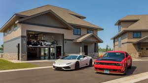 2 voitures de luxe se rentrent dedans : Luxury Garage Home 5003606