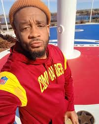 Happy 44th birthday to my beautiful sister... Latoya Venable...44 and I'm  40...we aging backyards...lol @noahsaifya