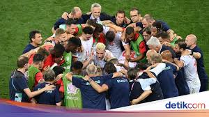 Futbollisti me prejardhje shqiptare, granit xhaka, është kualifikuar me zvicrën në çerekfinale të xhaka gjatë një ndeshjes është kapur nga kamaret duke pirë coca cola, kurse cristiano ronaldo në. Hm9pvk799muqrm