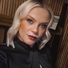 if you picked up a brand new mac film noir lipstick, still wrapped up in  mecca wrapping paper at queensgate mall lower hutt this afternoon, please  can u dm me to return