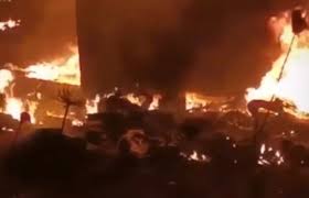 لحظة إنقاذ مصابين من انفجار صهريج في تليل عكارانفجار تليل عكار مباشر | لحظة احتراق مصابين في انفجار صهريج. Srpdskz4bmzdbm
