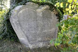 A kereszténység felvétele templomok építésével járt együtt és a templomok körül megjelentek a temetők. Sziv Alaku Sirkovek Meselnek A Multrol Balatonudvariban Sokszinu Videk