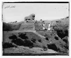صورة نادرة ورائعة من العراق بلاد ما بين النهرين ومنظر لاسد بابل في لواء الحلة Iraq Babylon Basalt Lion Ancient Cities Babylon Ancient Ruins
