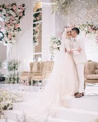 Akad nikah digelar dengan nuansa sunda sesuai daerah sang mempelai pengantin. 10 Pemotretan Romantis Citra Kirana Rezky Aditya Pasca Resepsi Nikah
