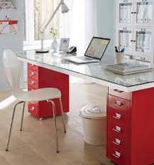 Fürs wohnzimmer oder die küche genauso wie fürs schlafzimmer und das bad. Upcycling Tisch Ein Schreibtisch Aus Einer Alten Tur Selbermachen De