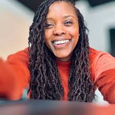 Francine Leach's Instagram, Twitter & Facebook