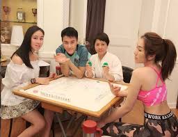 賭王何鴻燊除了在事業上有很成就外，其實他在培育兒女成材方面亦相當傑出!一起來看看何氏家族都出了哪些學霸吧，會不會是你的同校校友呢？ 大房黎婉華兒女 大房大女 何超英曾在英國讀法律，但2年後輟房學，然後留學瑞士。 大房二女 何超賢曾考入倫敦皇家科技學院，1年後去了巴黎學油畫. Fvgwsa7txnmgjm