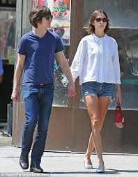 Takie pytanie też może usłyszeć modelka i prezenterka podczas wywiadu, gdyż ostatnio mogliśmy podziwiać ją w casualowej stylizacji. Alexa Chung And Her Arctic Monkey Boyfriend Alex Turner Look Loved Up As Ever In Rare Outing Together Daily Mail Online