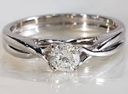 El solitario clásico de oro rosa de tiffany esta sortija bañada en oro blanco tipo halo, tiene una piedra central de talla redonda o cushion que está rodeada de diamantes tanto en el halo como. Anillos De Compromiso