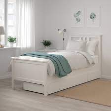 Unsere tipps für deine kaufentscheidung das modell kura von ikea ist ein umbaufähiges bett in den maßen 90x200 zentimeter und kostet derzeit 99,99 euro inklusive mehrwertsteuer. Hemnes Bettgestell Mit 2 Kasten Weiss Gebeizt Leirsund Ikea Deutschland