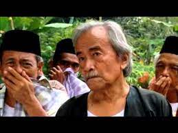 Datuk terus bercakap dengan lelaki yang menjangkau usia lima puluhan di ruang tengah. Bercakap Dengan Jin 2 Episod 2 Youtube