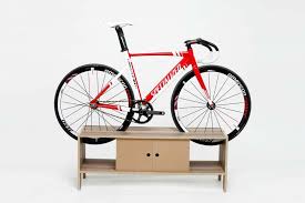 Support A Velo Au Design Interessant Et Creatif Pour Gagner De Place Et Egayer La Maison Support Velo Appartement Local A Velos Velo