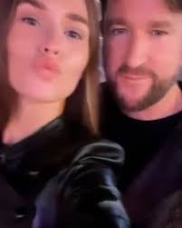 Auf instagram teilte laura müller (21) ein foto von sich mit ihrem mann michael wendler (49), das fragen aufwirft. Schwangerschaft Jetzt Sind Wir Zu Dritt Laura Muller Verwirrt Fans Mit Insta Story 20 Minuten