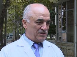 İnsanlar saatlarla bir-birinə yaxın məsafədə sahildə oturur"