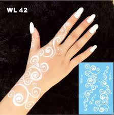 Kemudian henna pengantin henna kaki henna telapak tangan dan juga ukiran henna yang lainnya. Tato Sementara Atau Dekorasi Pengantin Stiker Dekorasi Tangan Tato Henna Putih Cantik Buy Tato Sementara Tangan Dekorasi Stiker Product On Alibaba Com