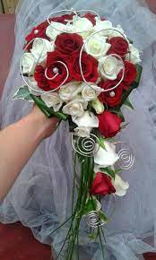 Floraexpress livre toujours des fleurs fraîches arrangées et emballées peu avant la livraison directement par notre fleuriste local. Bouquet Rouge Et Blanc Bouquet Mariee Rond Bouquet De Mariage Bouquet Mariee Rouge