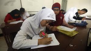 Mereka menuntut gubernur dki jakarta anies baswedan menghapus prioritas usia dalam aturan penerimaan peserta didik baru (ppdb) online dki jakarta. Ppdb Jakarta Jalur Zonasi Diumumkan 7 Siswa Usia 20 Tahun Diterima Masuk Sma