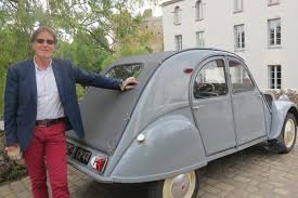 Les modèles de 2cv des années 50 en 1951, citroën présente la 2cv type au (u pour utilitaire) ou 2cv fourgonnette. L Ancien Directeur De Banque Embarque Les Touristes Du Vignoble Nantais En 2cv De Collection L Hebdo De Sevre Et Maine