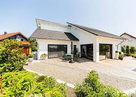 Ein Bungalow Sollte Es Werden 30 Grad Dachneigung Waren Jedoch Vorgeschrieben Das Ergebnis Eine Moderne Dachland Haus Moderne Home Plane Moderne Architektur