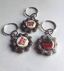 Super Cool Super Girly Neuf Des Annees 90 Bouteille Bouchon Porte Cle Fabrique A Partir De Velo Recycle Ch Recycle Bottle Caps Bicycle Chains Recycled Bottle