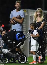 Nordegren has since moved on with former nfl star jordan cameron, with whom she welcomed a child last year. Tiger Woods Ex Elin Nordegren 39 Cheers On Their Son At Soccer As Jordan Cameron Holds New Baby Daily Mail Online