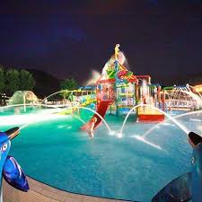 So Schon Ist Es Abends Ampool Auf Unserem Camping Isolino Wo Geniesst Ihr Eure Abende Imurlaub Am Liebsten Vacansoleil Prem In 2020 Camping Pool Water Waves