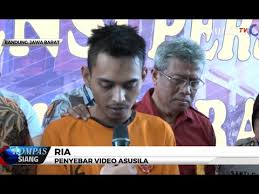 Wanita dalam video di halte bus senen yang viral ditangkap подробнее. Penyebar Video Mesum Berseragam Asn Ditangkap Polda Jabar Youtube