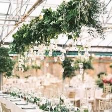 Un chemin de table peut être décoré d'une guirlande de lierre et d'eucalyptus, à laquelle on peut ajouter des fleurs en papier en guise de centre de table sous forme de succulente. Idees De Decoration De Table A Suspendre