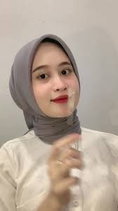 Rekomendasi Jilbab Bella Square Warna Abu-Abu