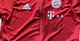 Juni 1954 in bochum), auch „tiger genannt, ist ein ehemaliger deutscher fußballspieler und späterer fußballtrainer. Fc Bayern Co Trainer Hermann Gerland Signiert Sein Outfit