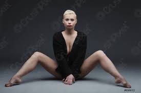 Schöne junge Frau sitzt mit gespreizten Beinen - Foto vorrätig 656612 |  Crushpixel