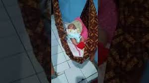 Cari produk gendongan bayi lainnya di tokopedia. Baru Dibuat Ayunan Dari Jarik Youtube