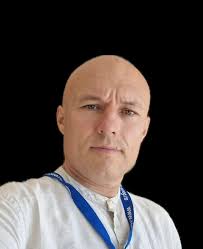 What is an AI app that can submit the same question to several AI's and  then summarize and compare and contrast the answerers?