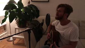 I 100 säger jag bara som det är, rakt upp och ner till ett piano. Jesper Hedgrund Ana Diaz 100 Tolkad Av Yours Truly