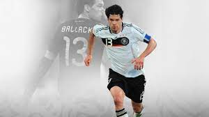 Michael ballack) (مواليد 26 سبتمبر 1976) هو لاعب كرة قدم ألماني يجيد اللعب في مركز خط الوسط. Ù†Ø­Ø³ Ù…Ø§ÙŠÙƒÙ„ Ø¨Ø§Ù„Ø§Ùƒ Ø­Ù‚ÙŠÙ‚Ø© Ø£Ù… Ø£Ø³Ø·ÙˆØ±Ø© ØµÙ†Ø¹ØªÙ‡Ø§ Ø§Ù„ØµØ­Ø§ÙØ© Ø¥Ø¶Ø§Ø¡Ø§Øª