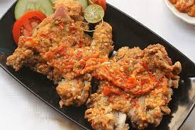 Ayam geprek sambal bawang termasuk salah satu varian ayam geprek yang digemari di indonesia loh! Lebih 3k Shares Wanita Ini Kongsi Resepi Ayam Geprek Viral Pedas Tapi Confirm Sedap