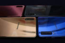 Samsung telah meluncurkan smartphone dengan kamera ketiga yang dapat melakukan keajaiban pada hasil fotografi. Spesifikasi Dan Harga Samsung Galaxy A7 Di Indonesia