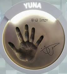Itzy S Hand Prints At The Star Avenue In Myeongdong Itzy Jinyoung Kpop Girl Groups