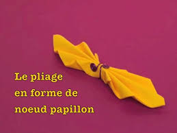 Vous pourrez confectionner différentes formes telles que des rosaces des imitations de robe de mariée en dentelle ou de costume avec des serviettes en papier épaisses et résistantes. Pliage De Serviette En Forme De Noeud Papillon Video Dailymotion